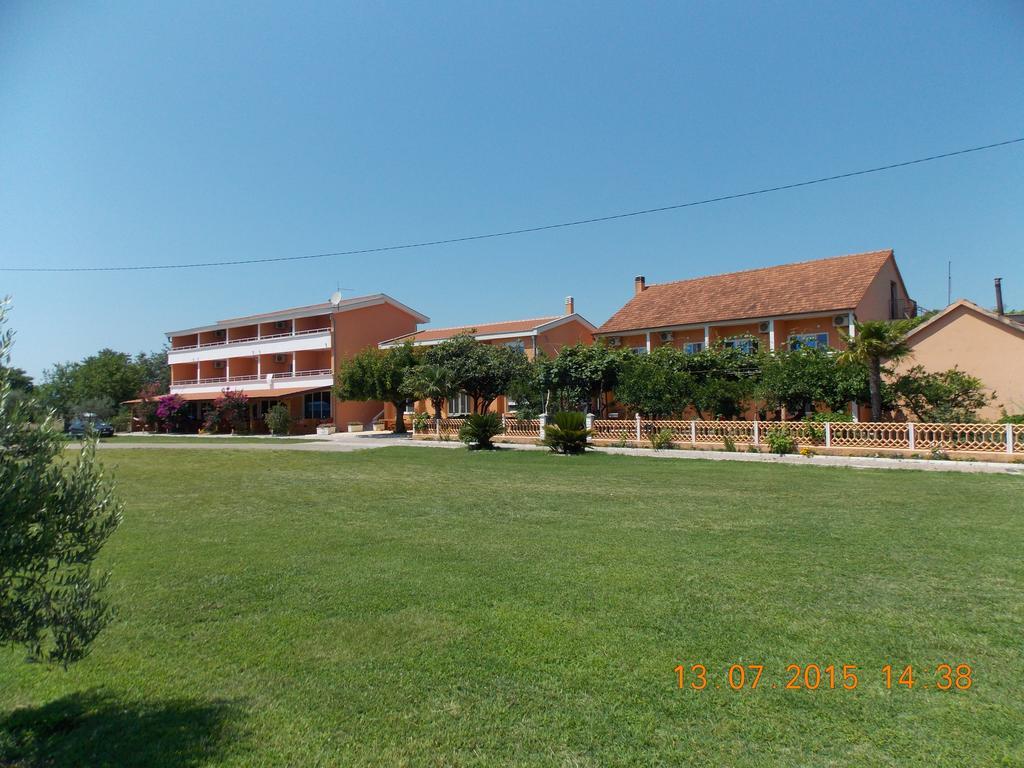 Delfini Holiday Homes Улцинь Екстер'єр фото